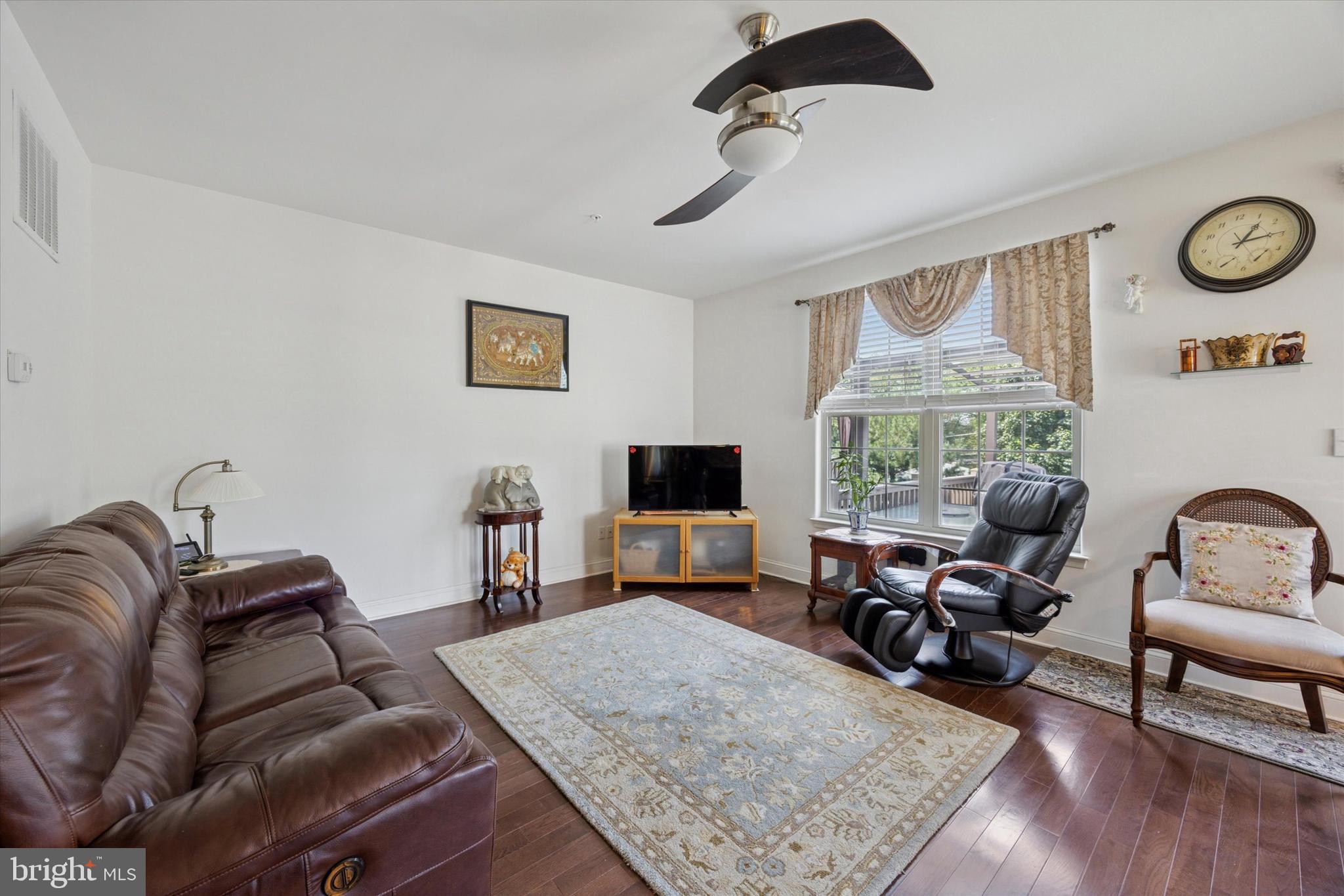 EMERALD WALK - Residential