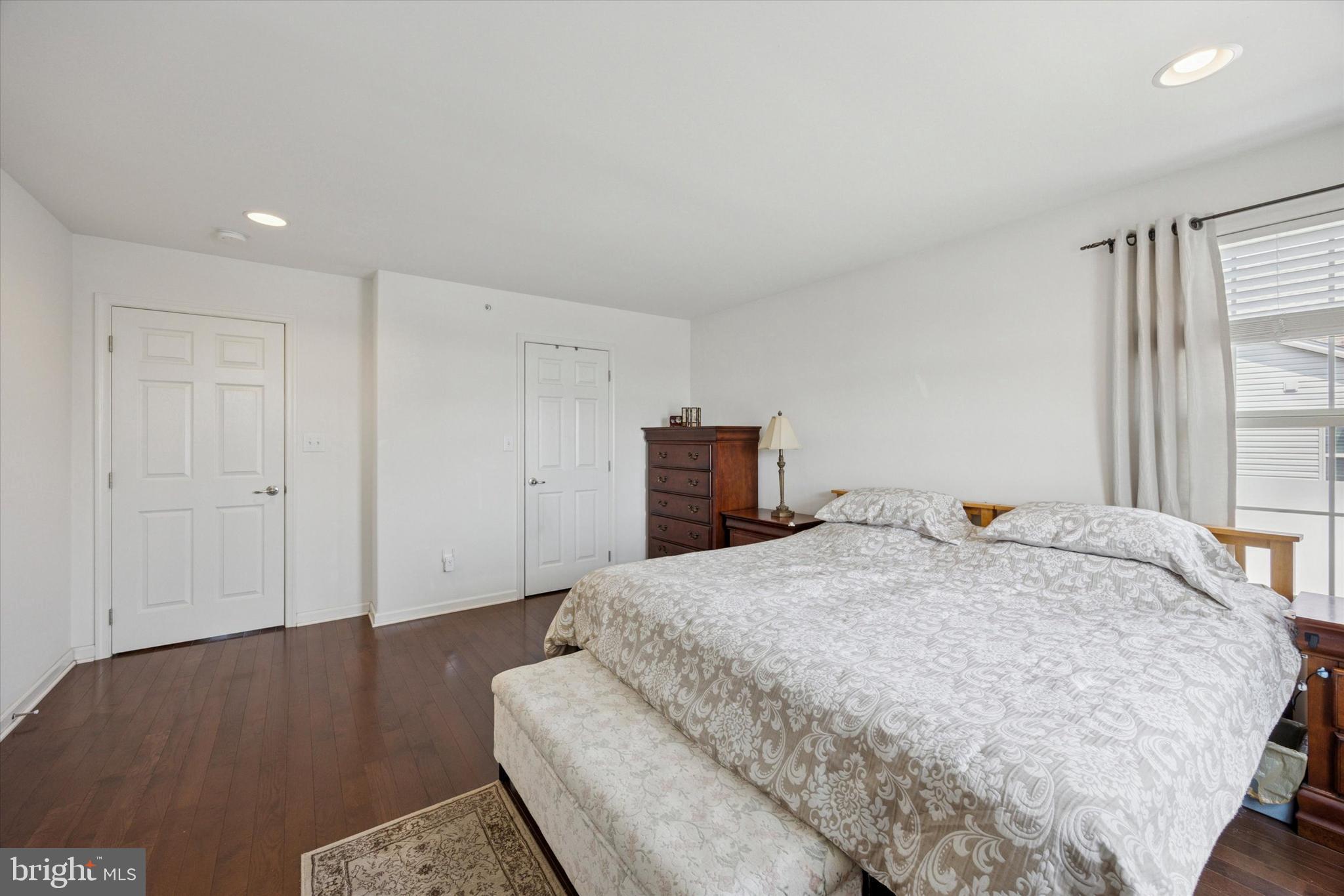 EMERALD WALK - Residential