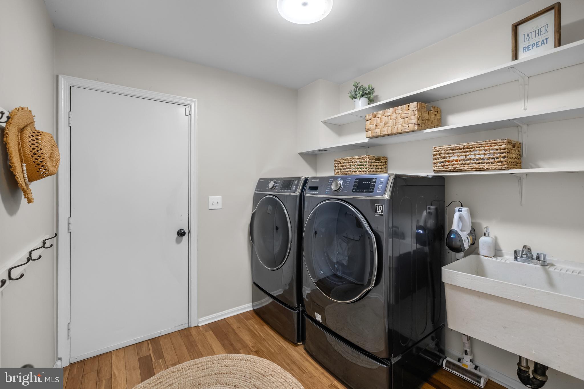 COUNTRY CLUB LAKE - Residential