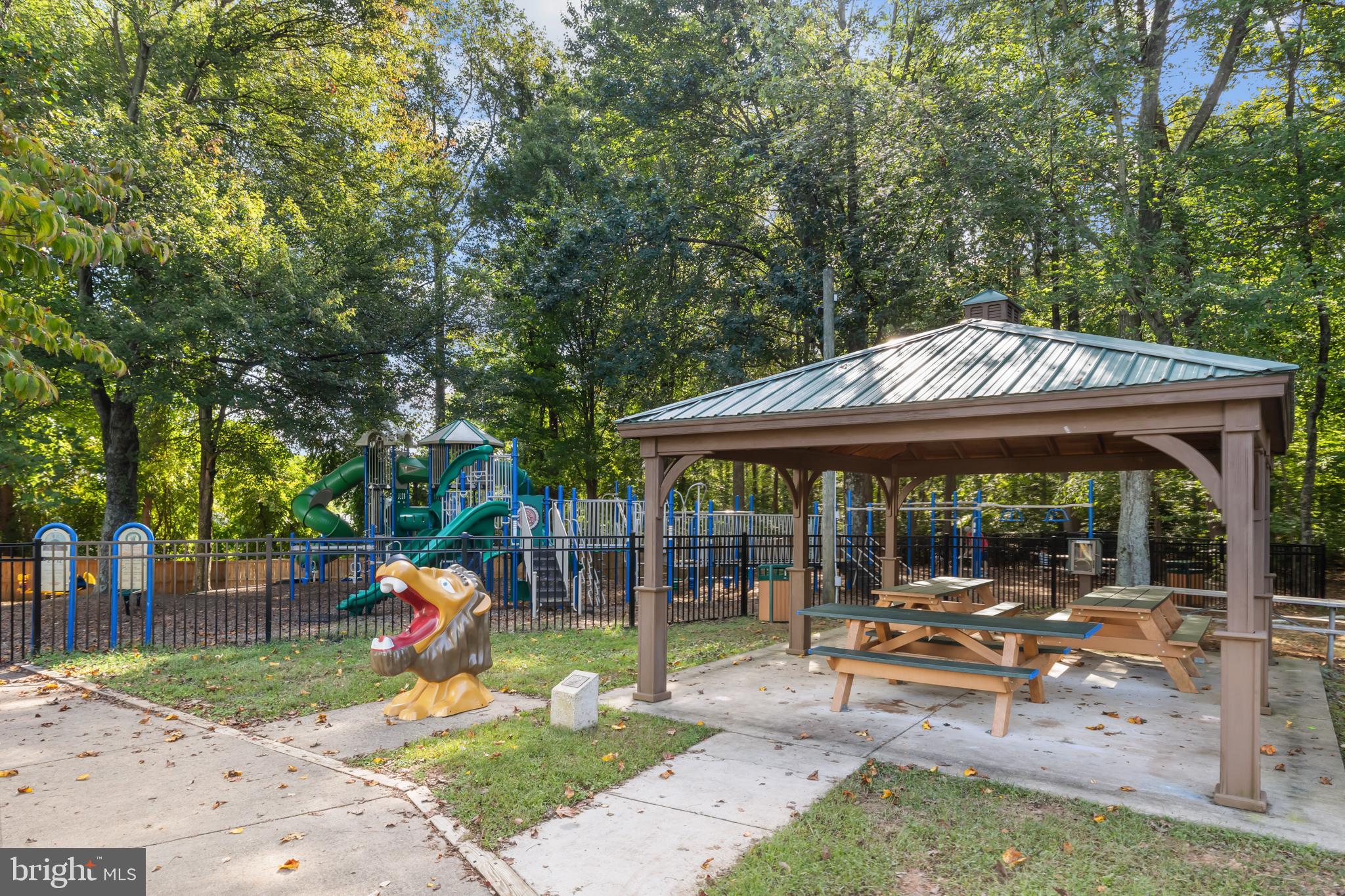 COUNTRY CLUB LAKE - Residential