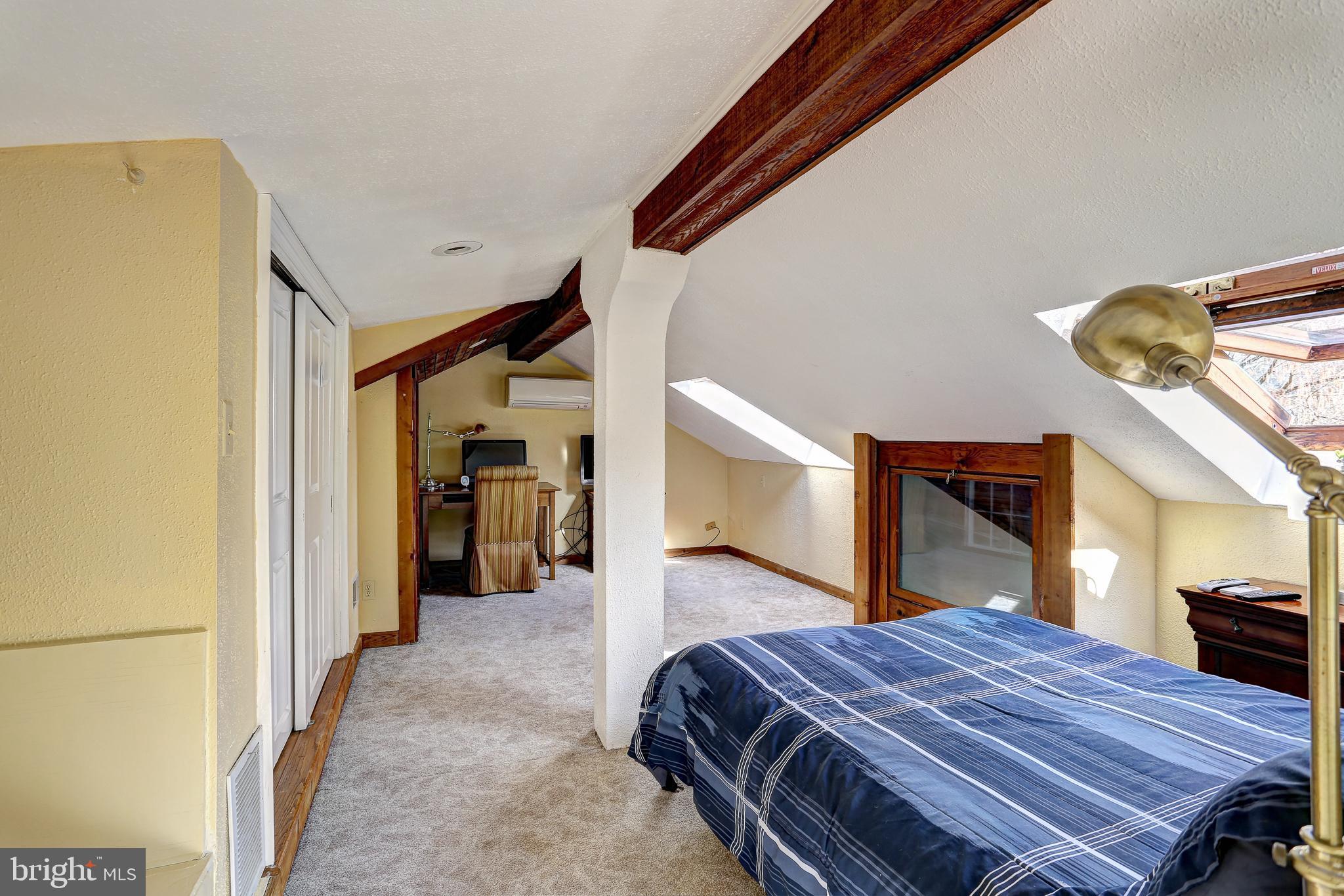 WHITE HALL - Residential