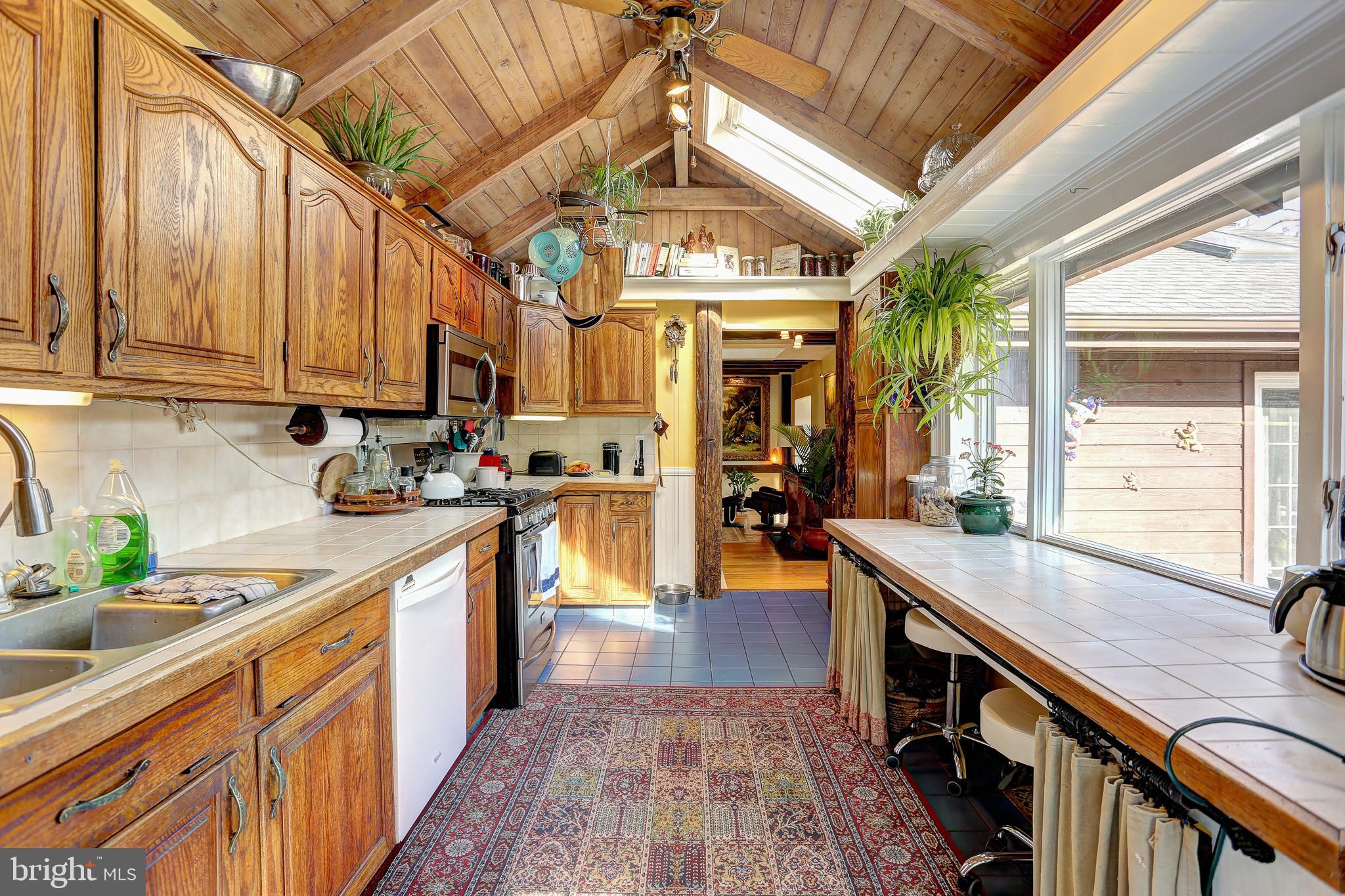 WHITE HALL - Residential