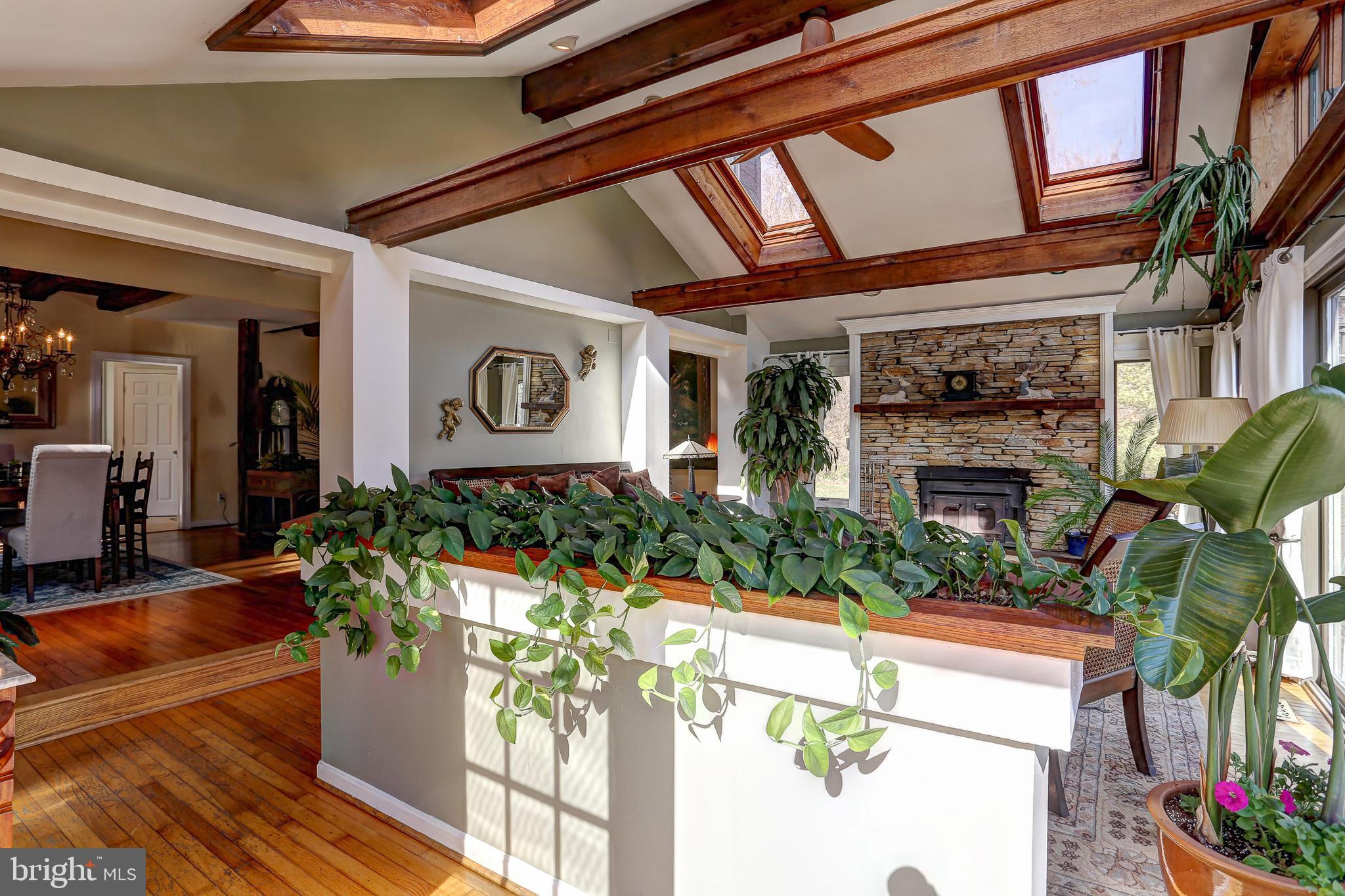 WHITE HALL - Residential