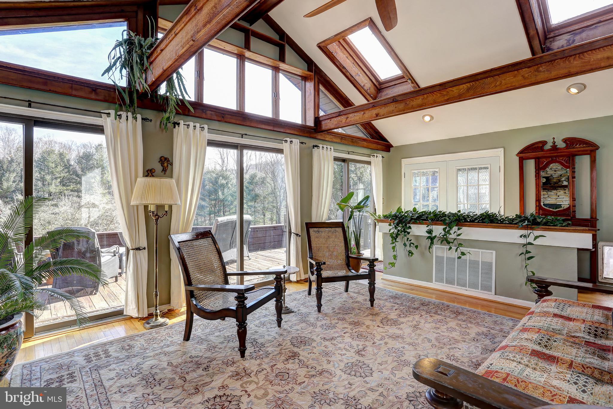 WHITE HALL - Residential