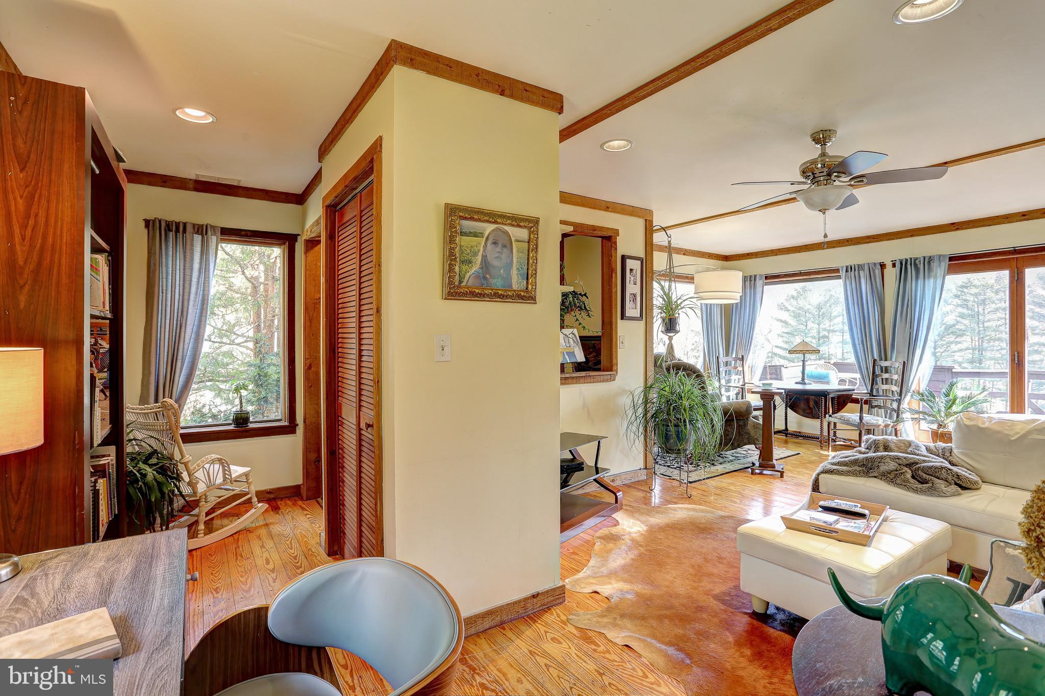 WHITE HALL - Residential