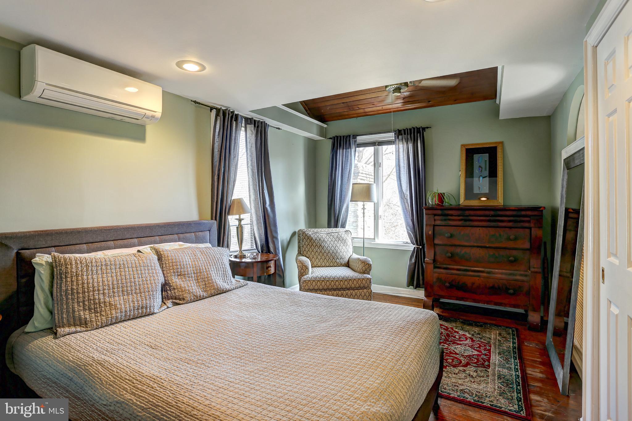 WHITE HALL - Residential