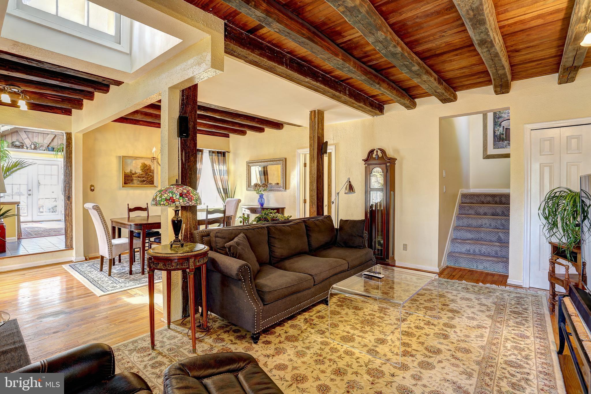 WHITE HALL - Residential
