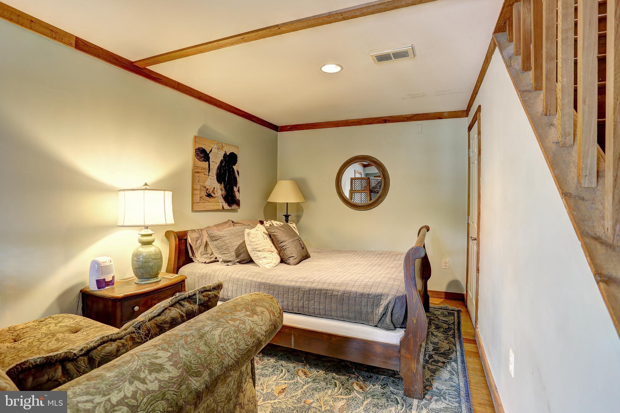 WHITE HALL - Residential