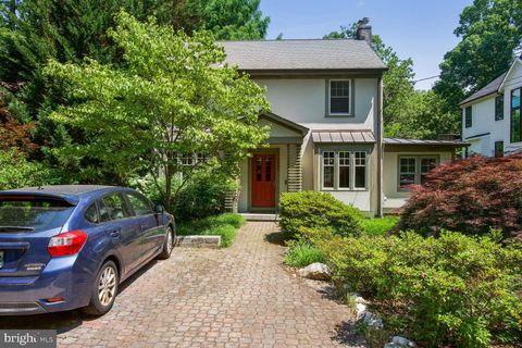 Photo of 4905 CUMBERLAND AVE, CHEVY CHASE, MD 20815 (MLS # MDMC2096858)