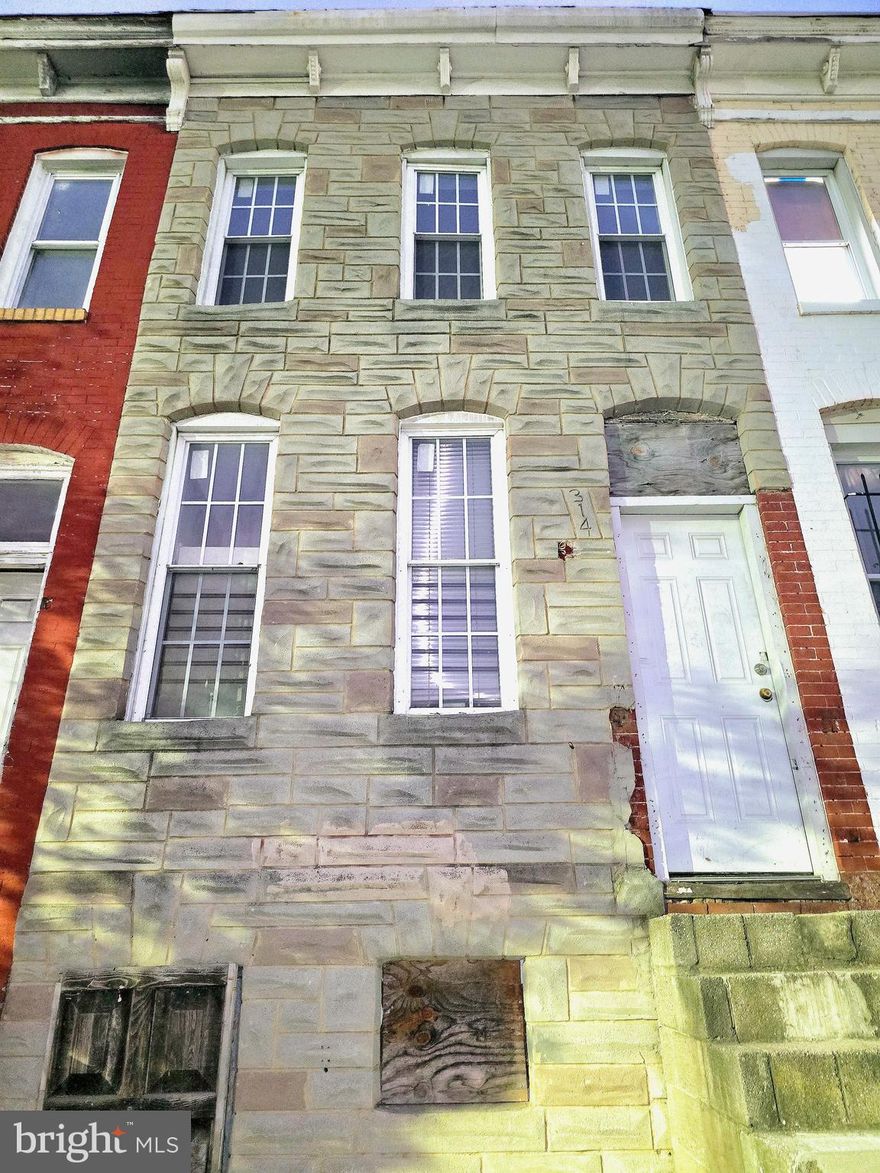 CALLING ALL INVESTORS, Rehab property! New HVAC and roof already installed.