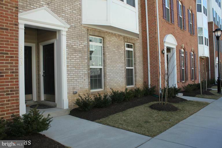 RESIDENCES AT DULLES PRK - Residential Lease