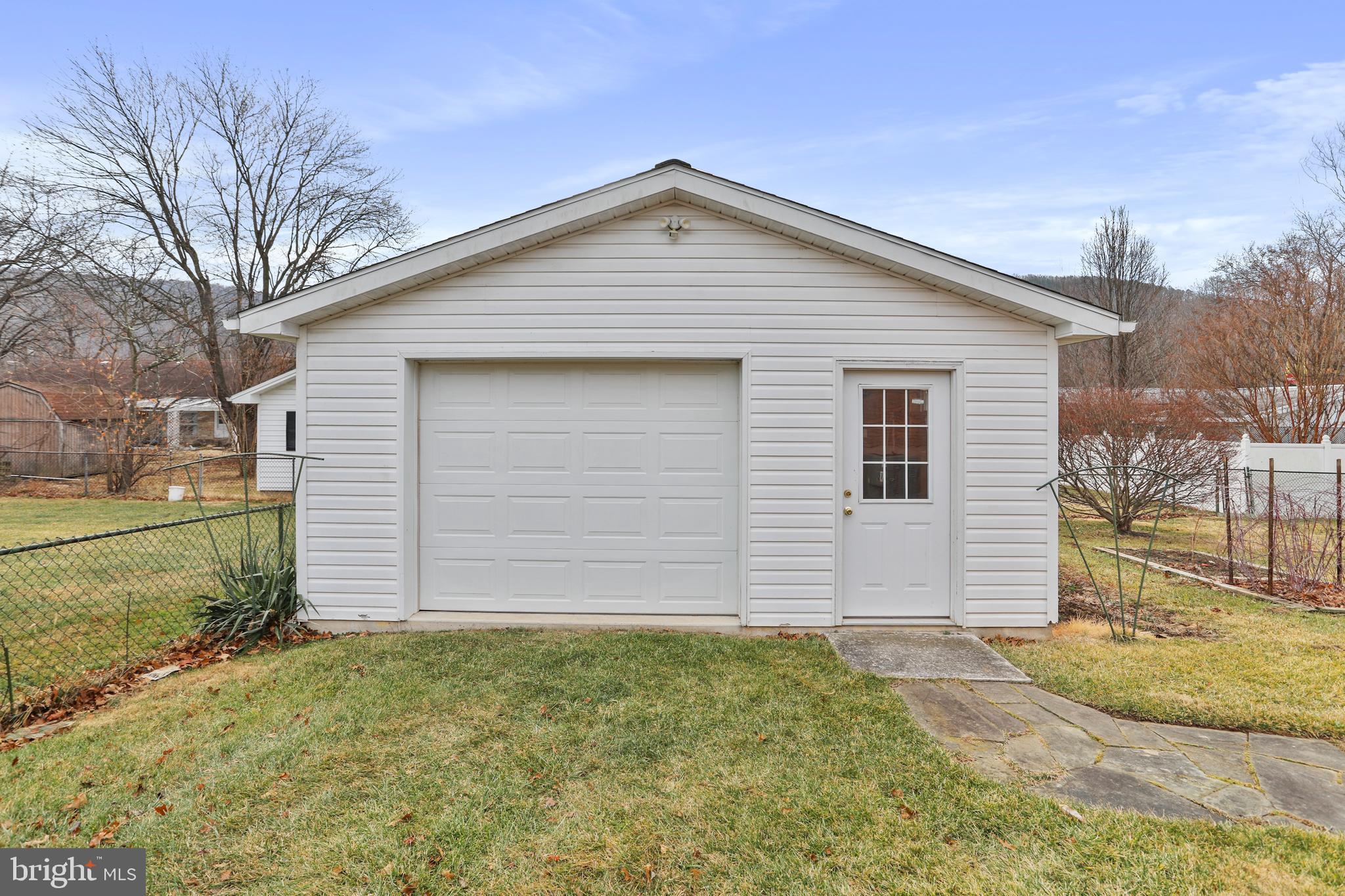 LUDWICK AIRPORT - Residential