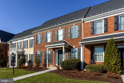 10 Jamestown Square, Mechanicsburg, PA MLS: PACB2040674