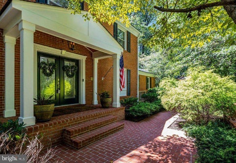 Photo of 10015 Saddle Road, VIENNA, VA 22181 (MLS # VAFX2343284)