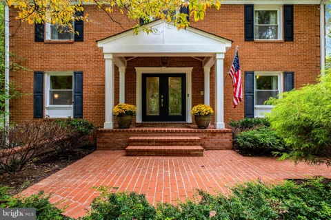 10015 Saddle Road, Vienna, VA MLS: VAFX2343284