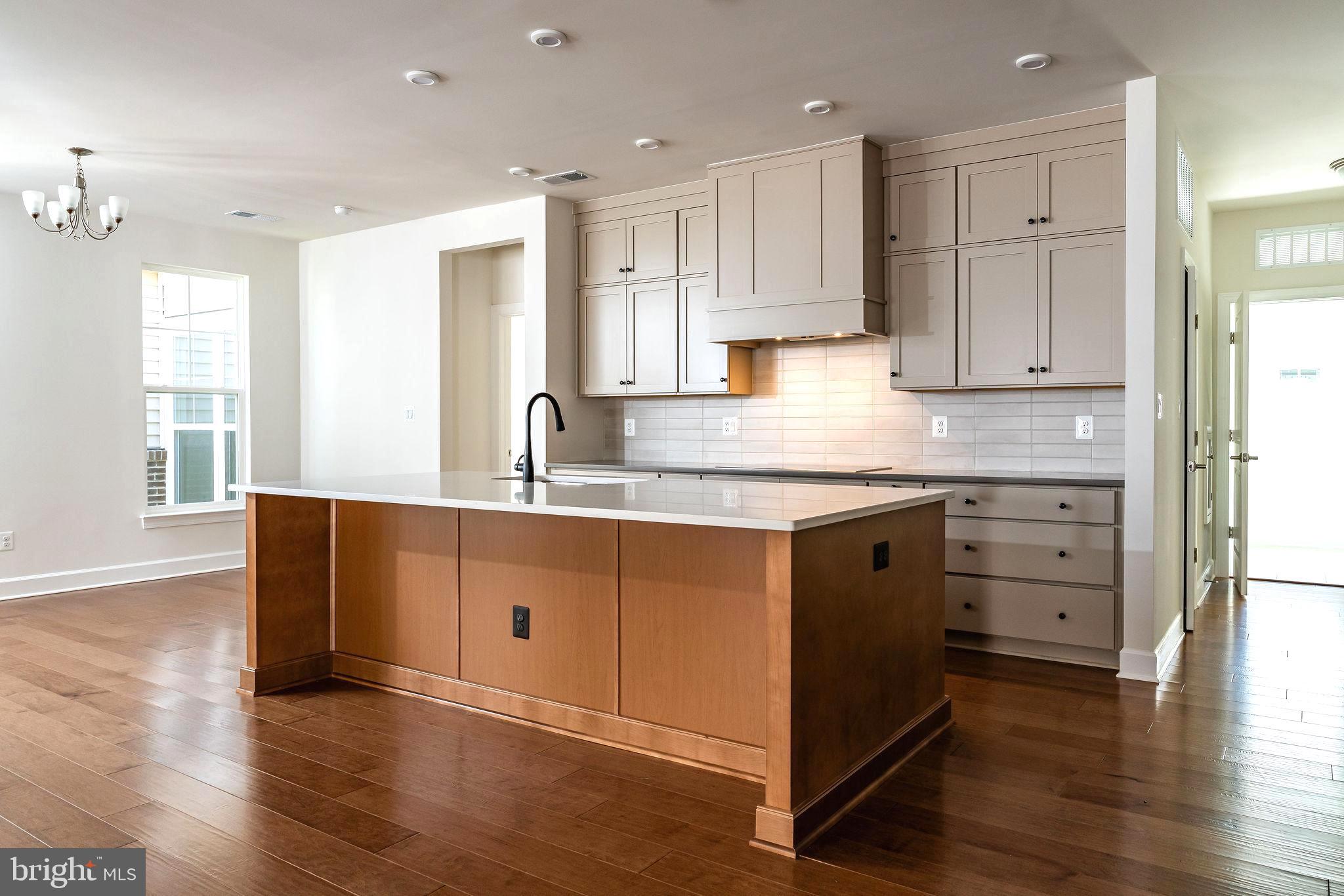 43089 GREELEY SQUARE