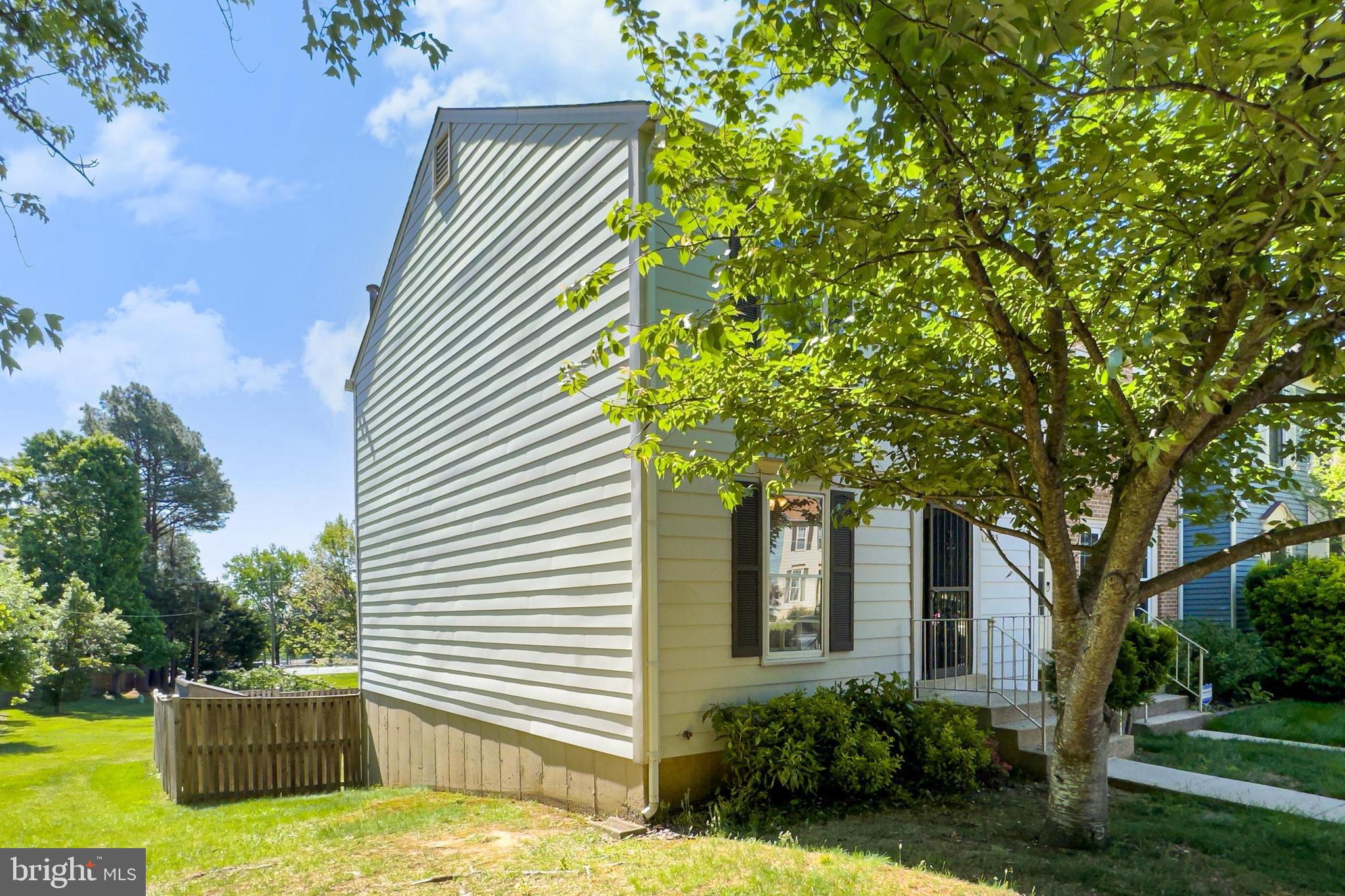 7403 HOUNDSBURY COURT