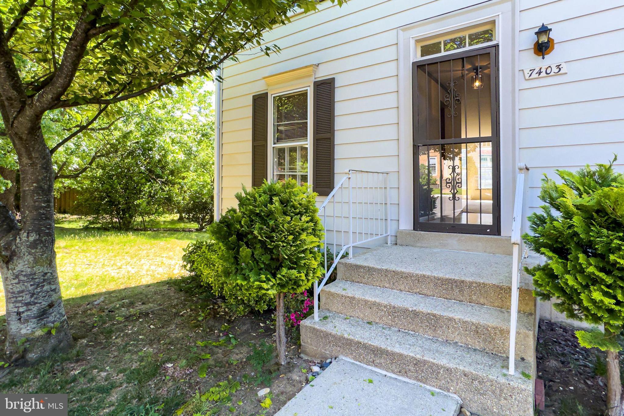 7403 HOUNDSBURY COURT
