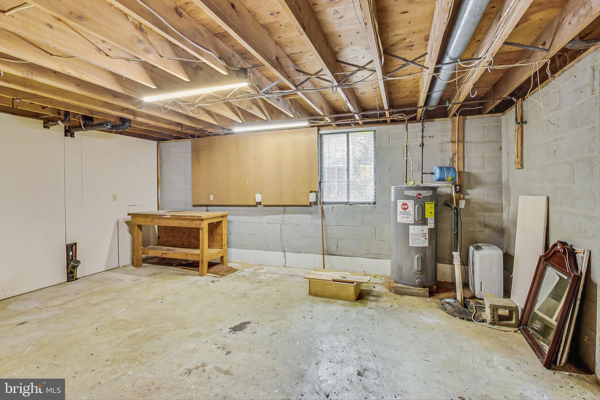 HILLSMERE ESTATES - Residential Lease