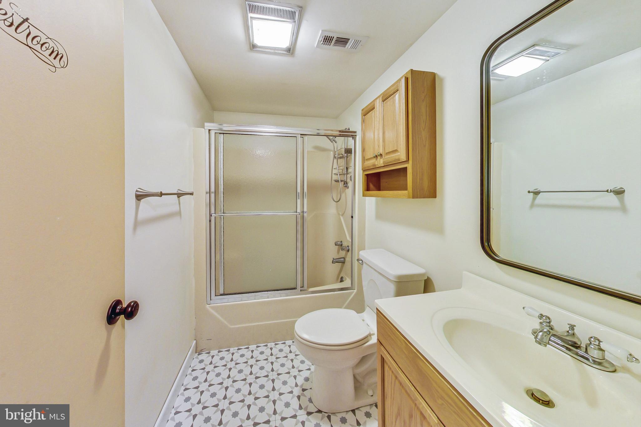 HILLSMERE ESTATES - Residential Lease