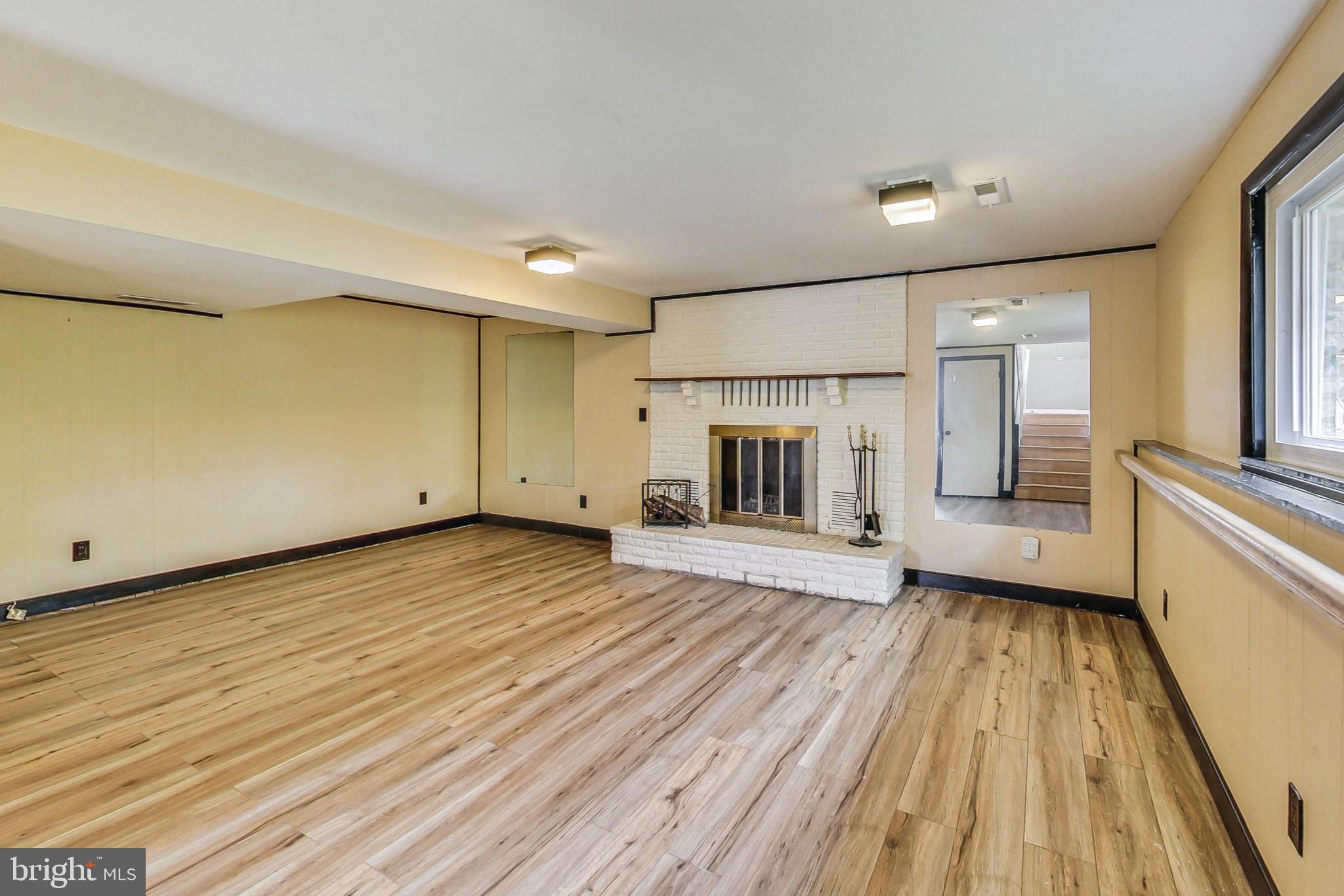 HILLSMERE ESTATES - Residential Lease