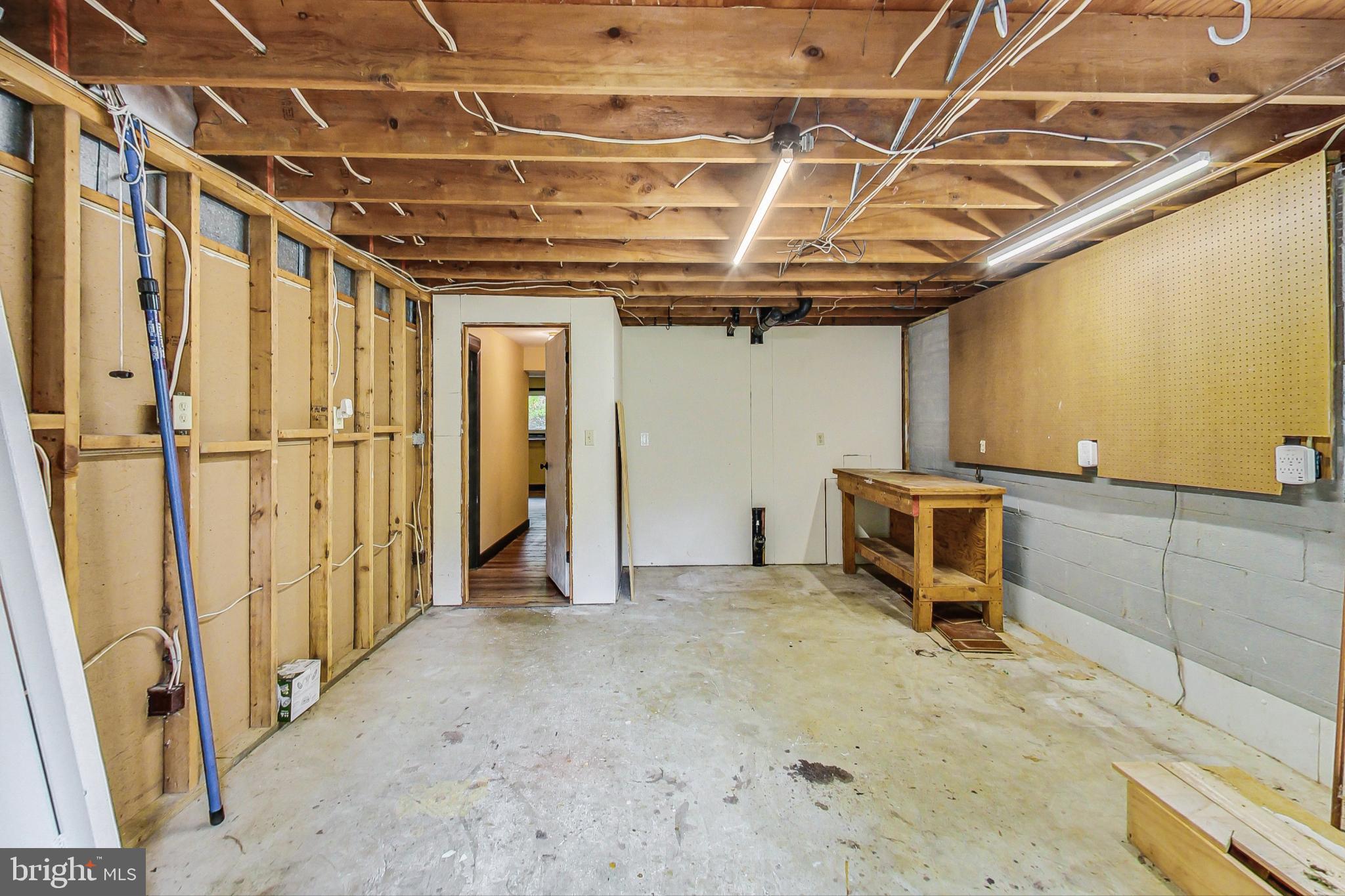 HILLSMERE ESTATES - Residential Lease