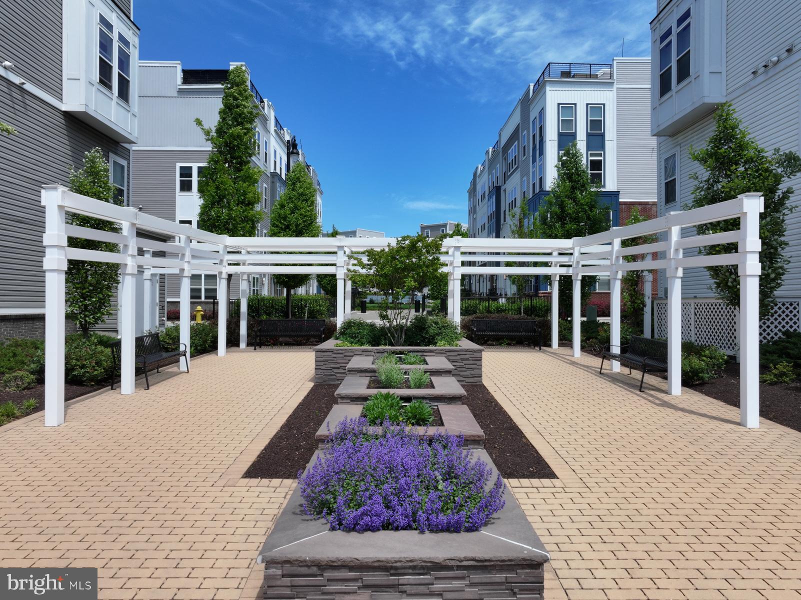 ADMIRALS SQUARE - Residential