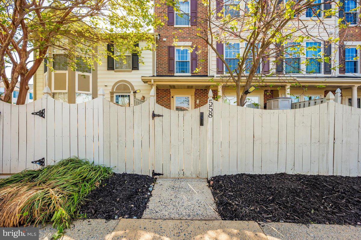 558 HOLLYBERRY WAY