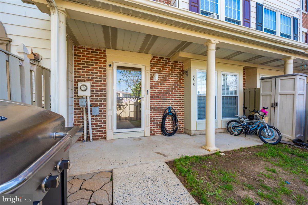 558 HOLLYBERRY WAY
