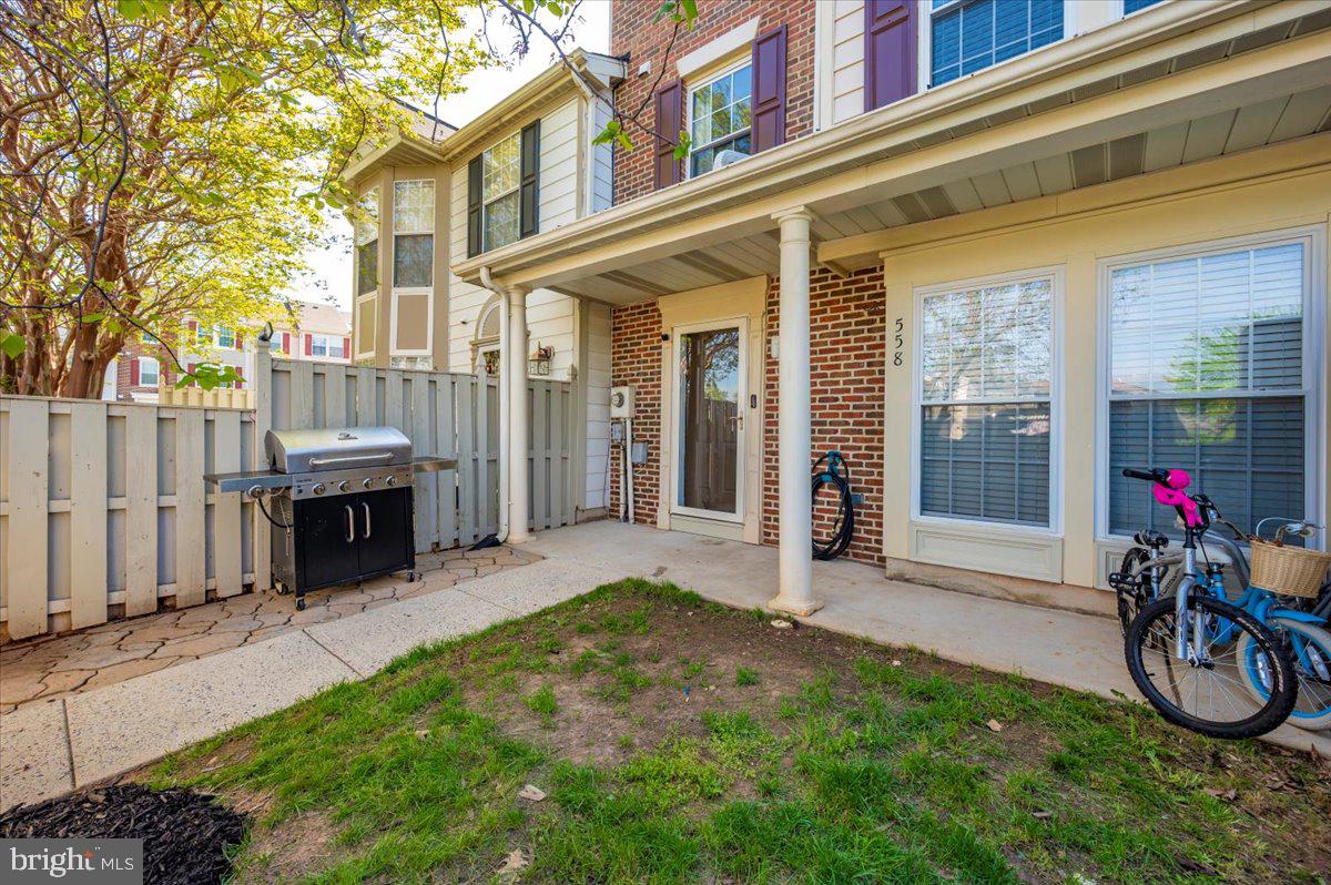558 HOLLYBERRY WAY