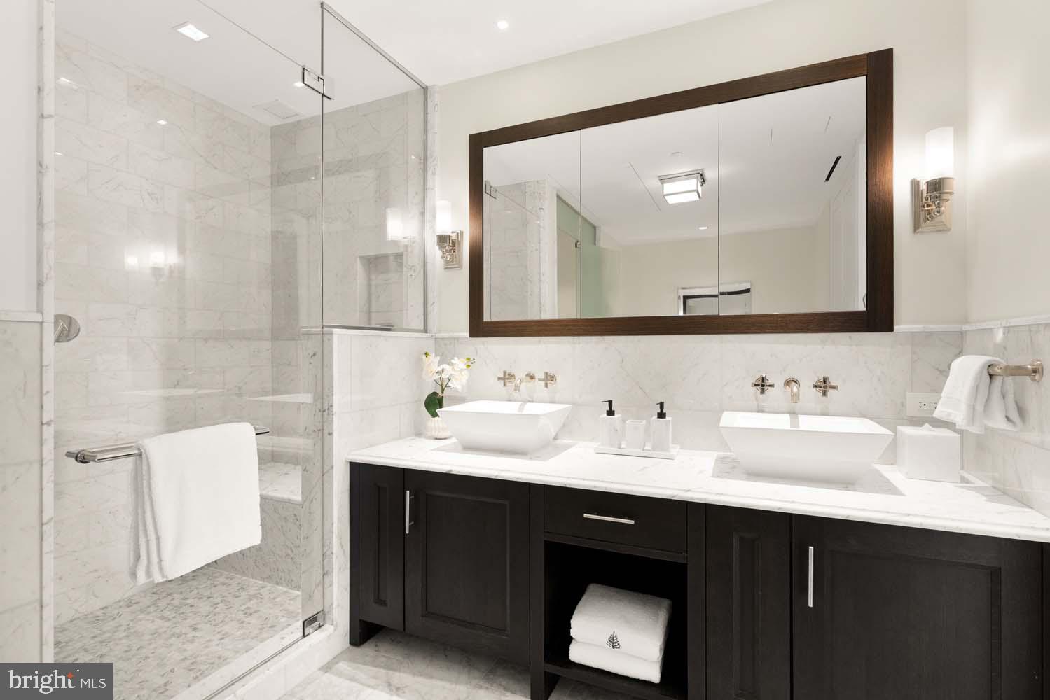 FOUR SEASONS PRIVATE RESIDENCES - Residential