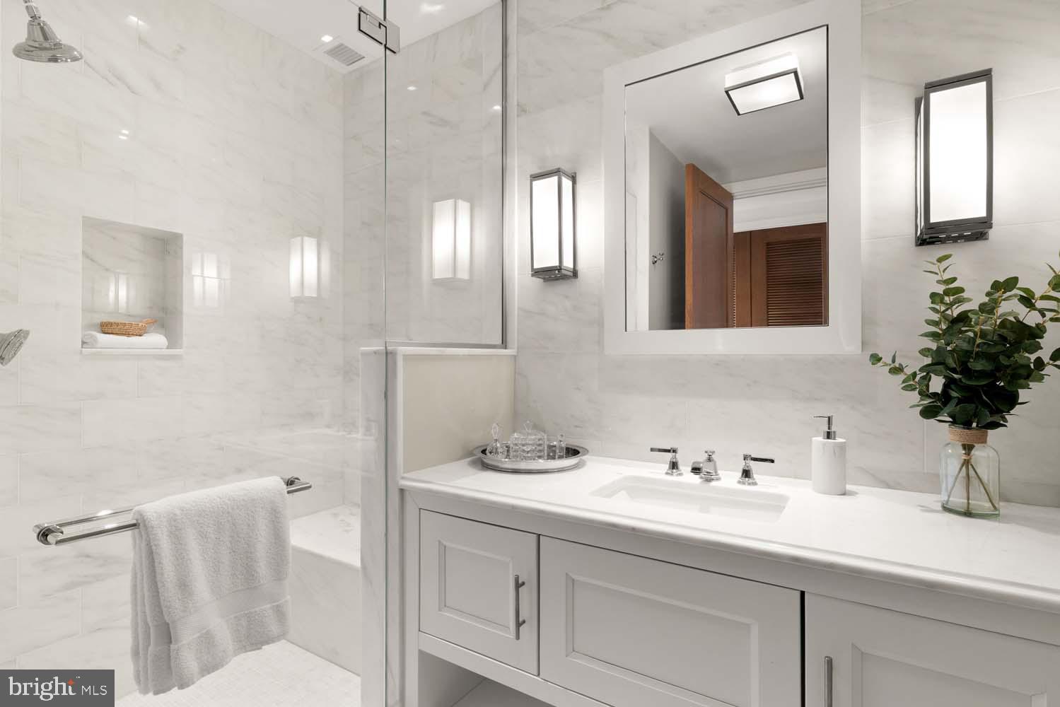 FOUR SEASONS PRIVATE RESIDENCES - Residential