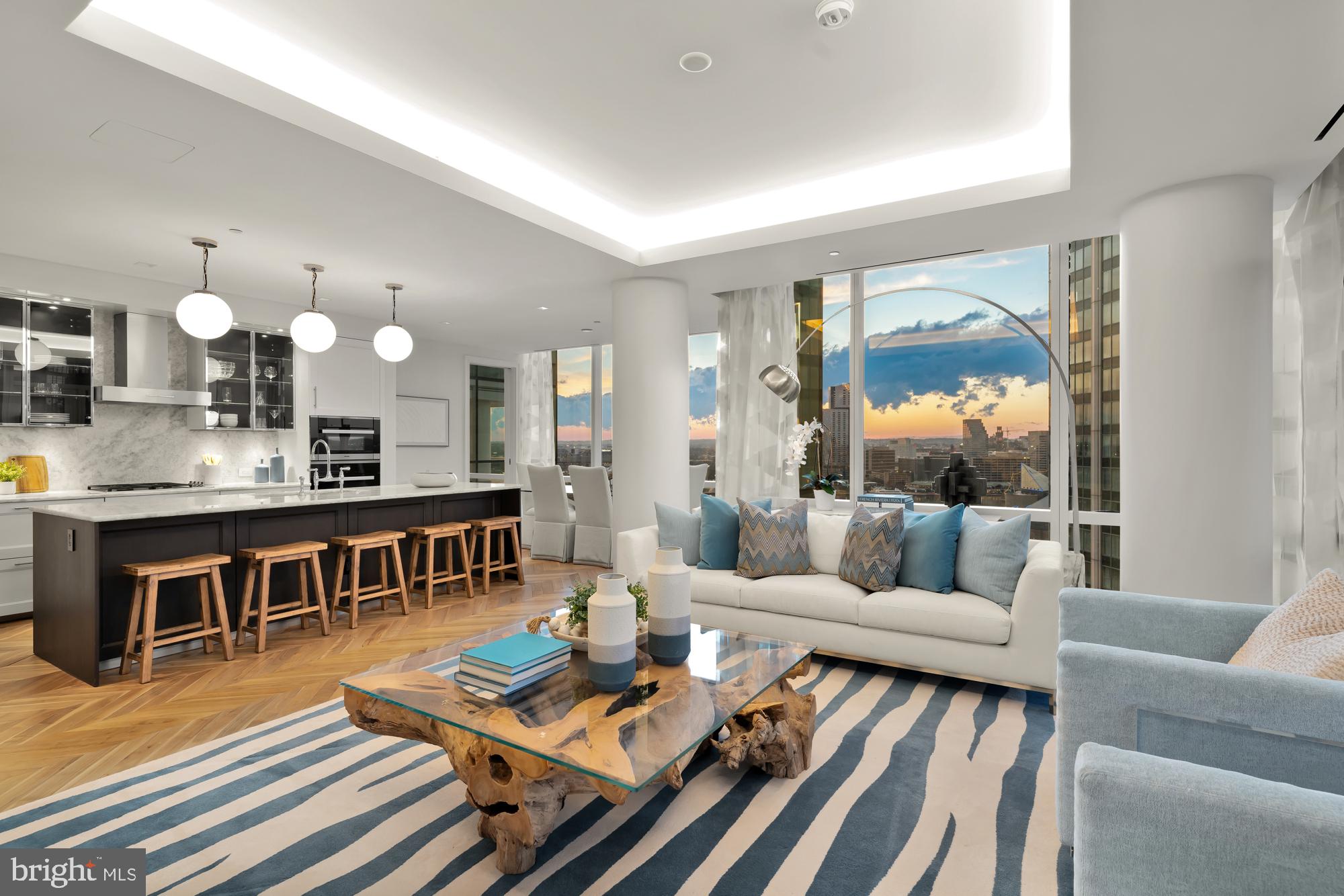 FOUR SEASONS PRIVATE RESIDENCES - Residential