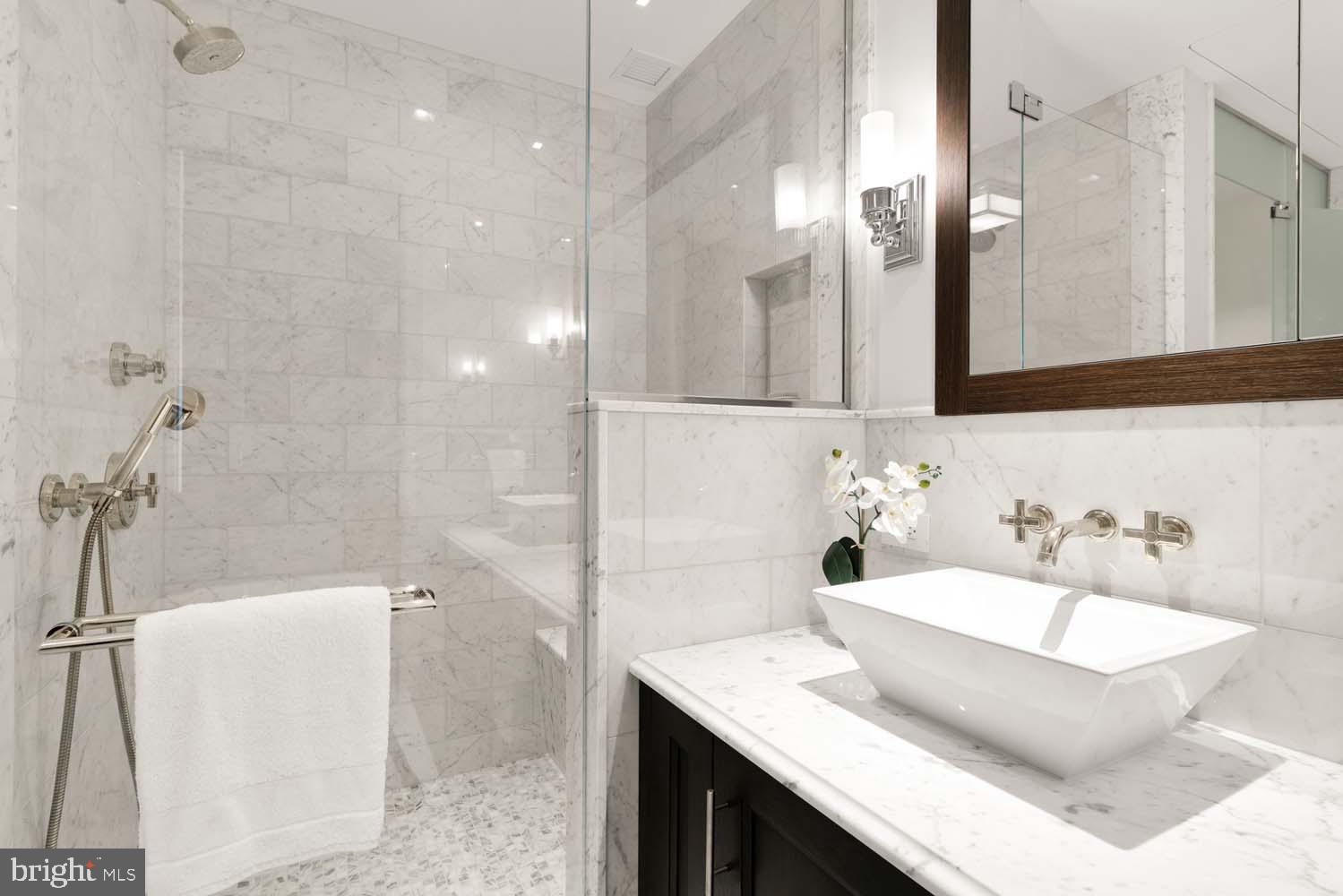 FOUR SEASONS PRIVATE RESIDENCES - Residential