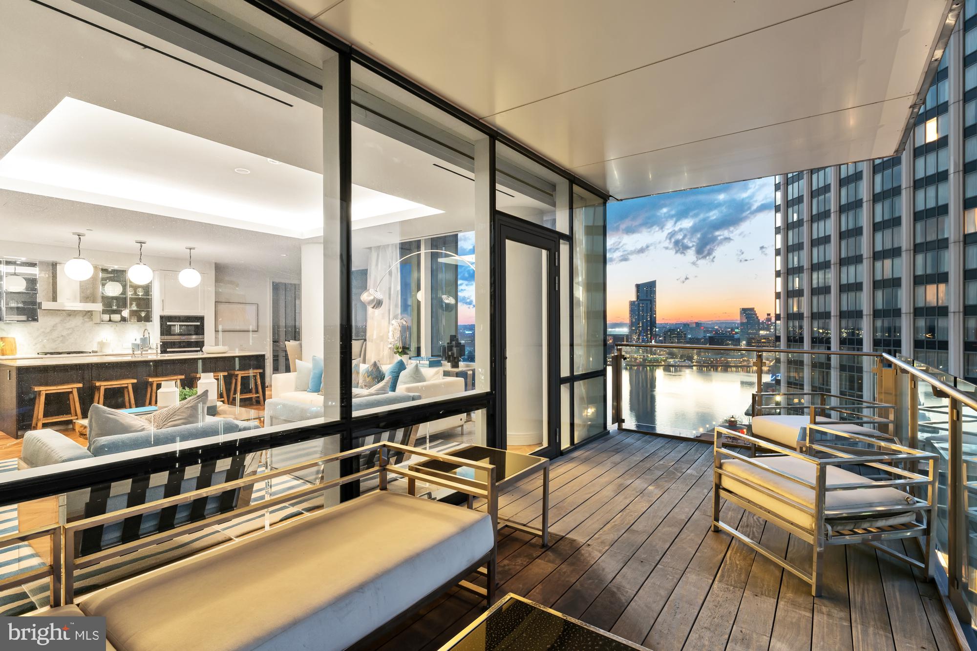 FOUR SEASONS PRIVATE RESIDENCES - Residential