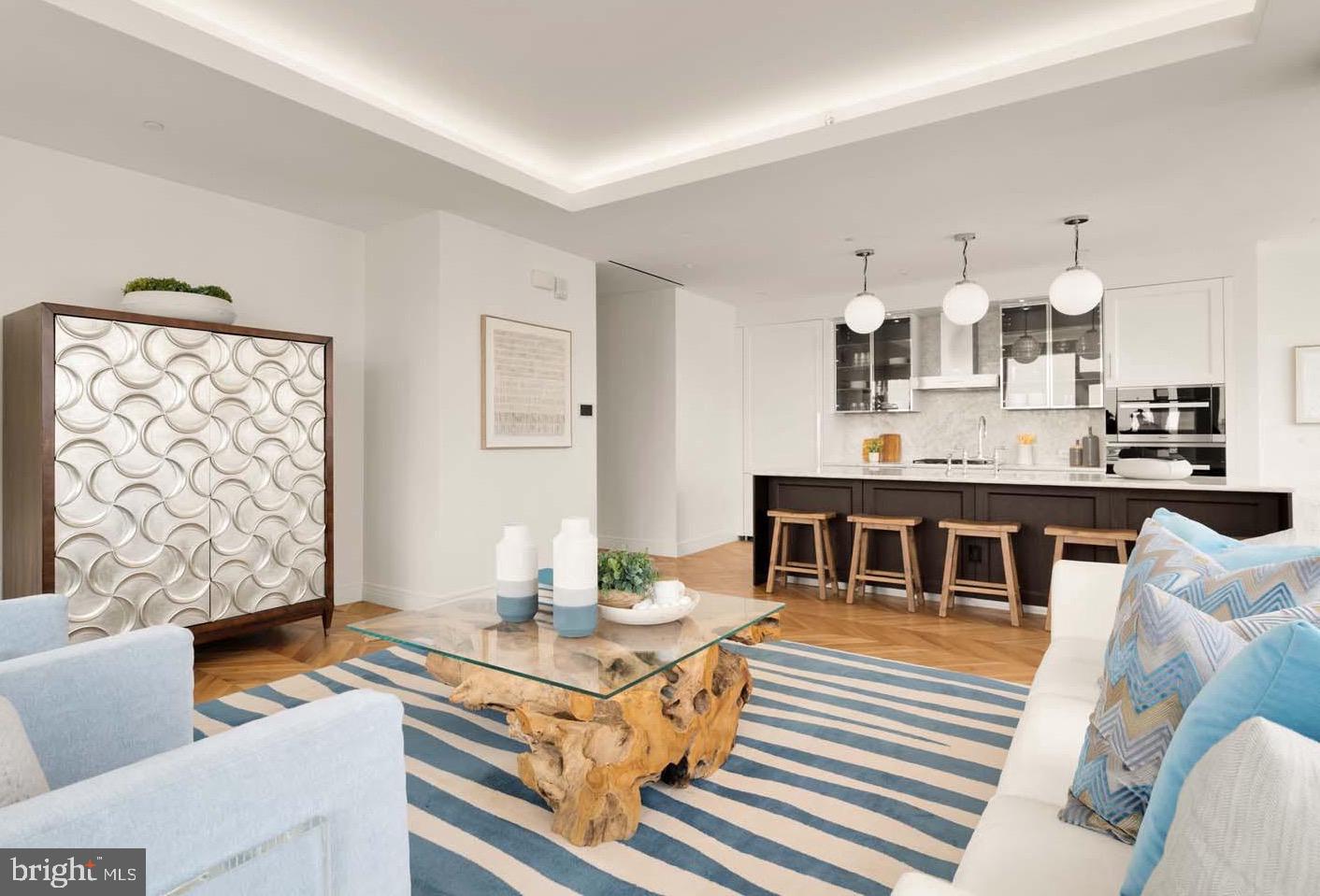 FOUR SEASONS PRIVATE RESIDENCES - Residential