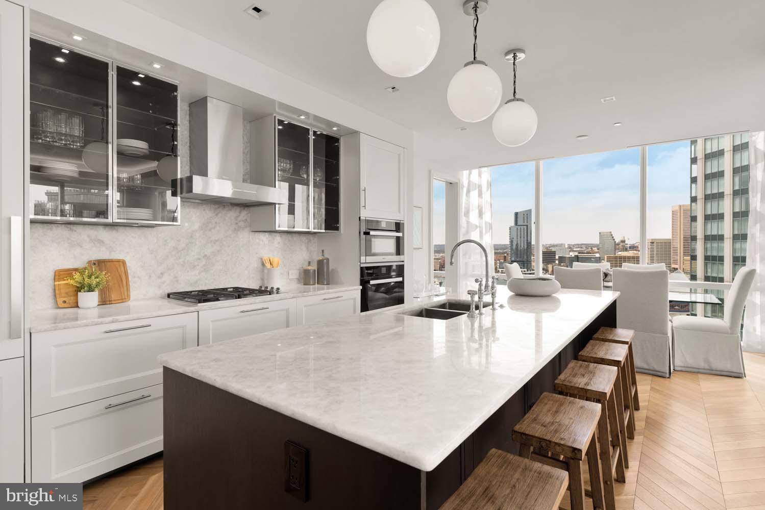 FOUR SEASONS PRIVATE RESIDENCES - Residential