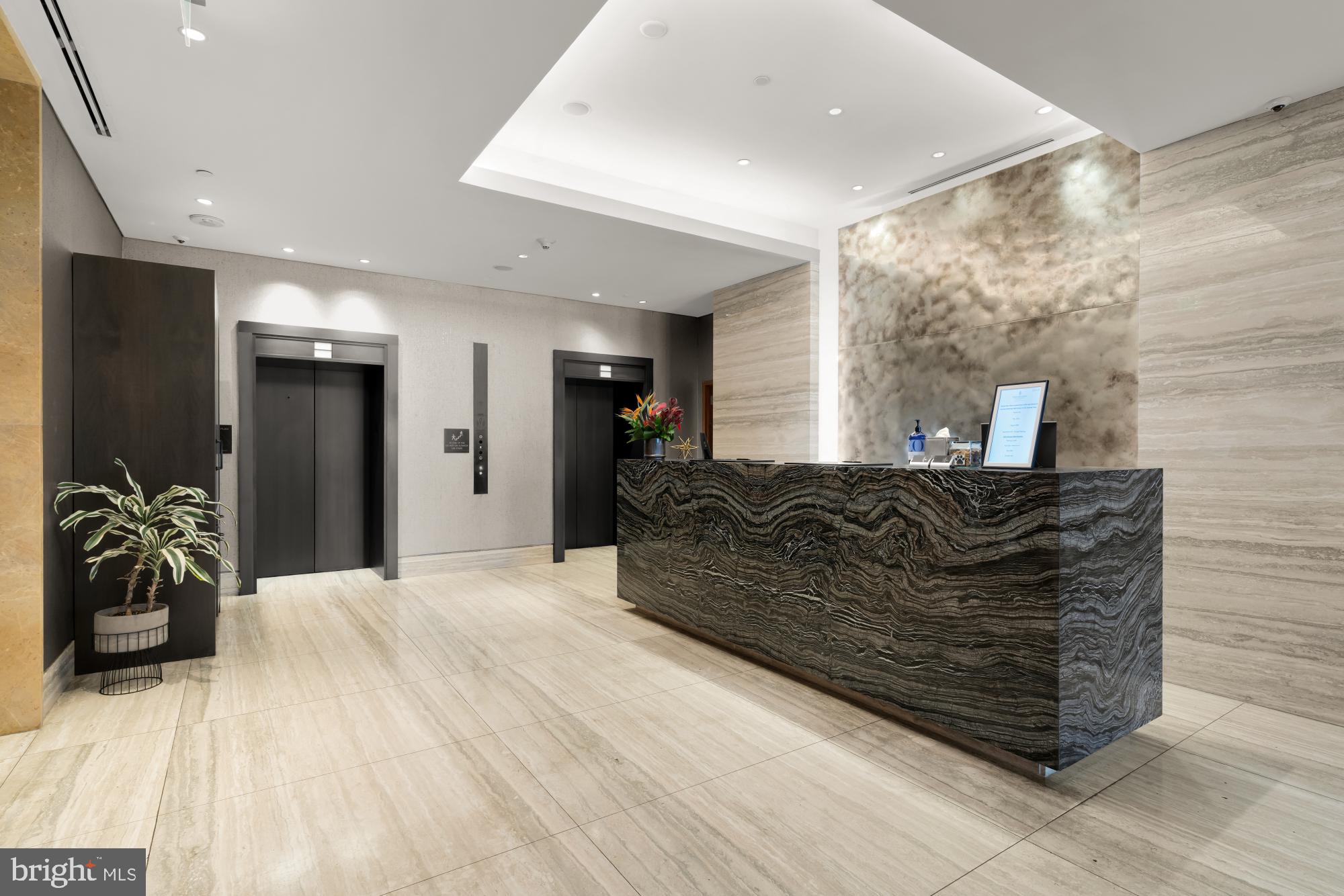 FOUR SEASONS PRIVATE RESIDENCES - Residential