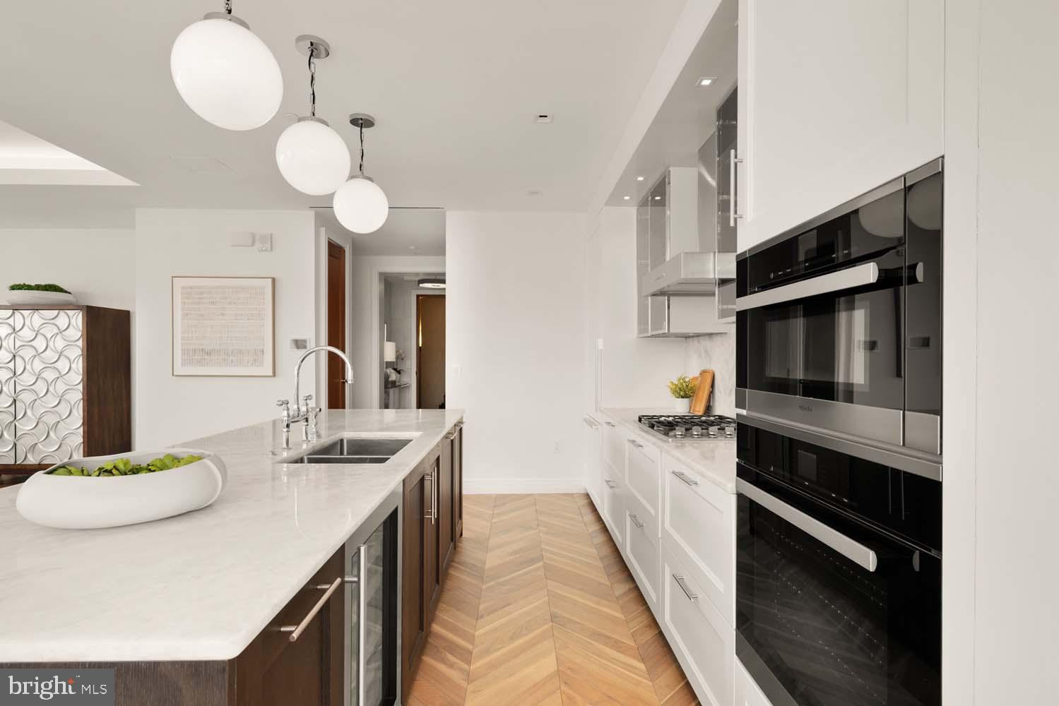 FOUR SEASONS PRIVATE RESIDENCES - Residential