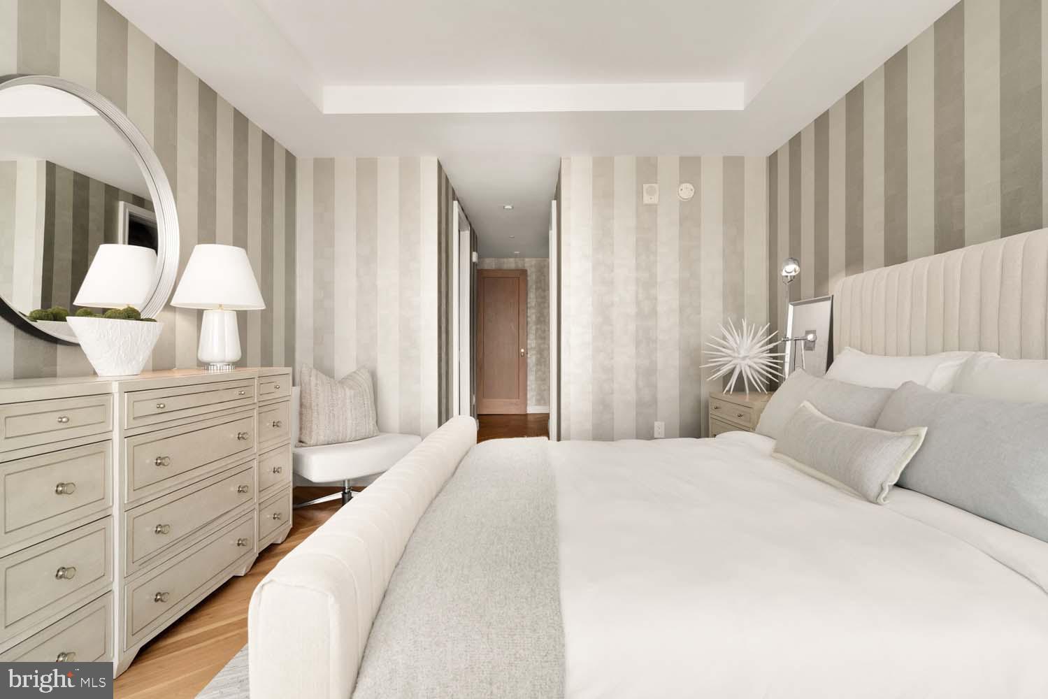 FOUR SEASONS PRIVATE RESIDENCES - Residential