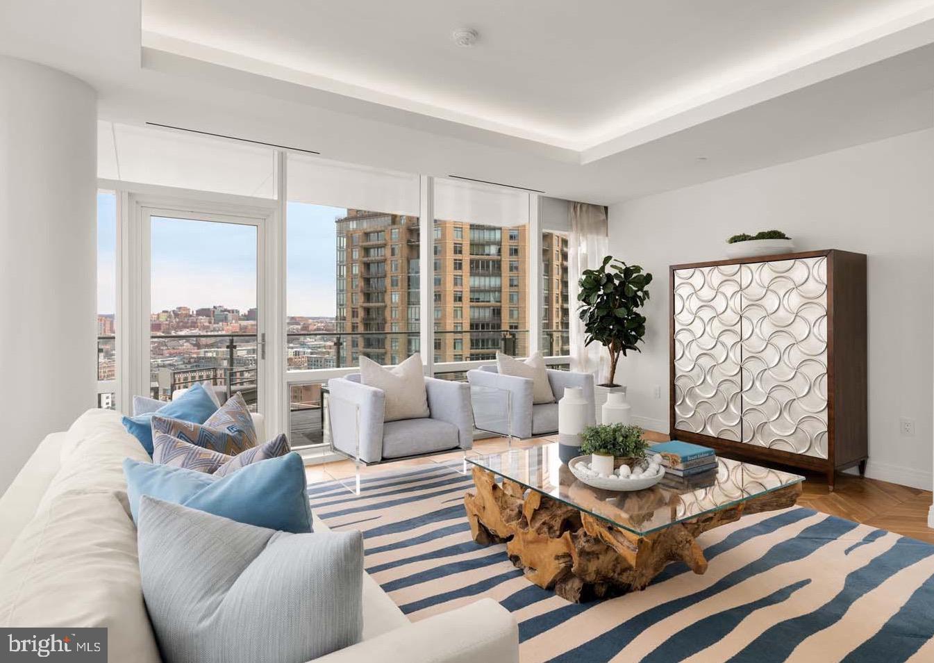 FOUR SEASONS PRIVATE RESIDENCES - Residential