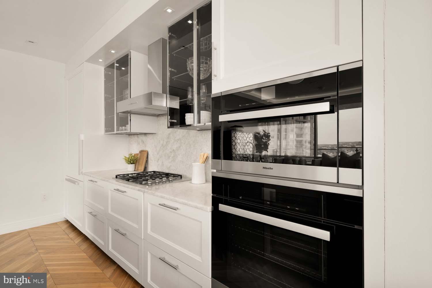 FOUR SEASONS PRIVATE RESIDENCES - Residential