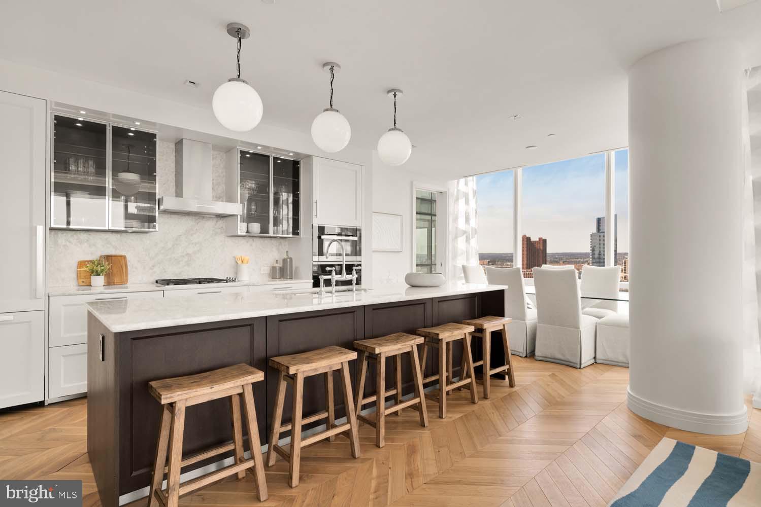 FOUR SEASONS PRIVATE RESIDENCES - Residential