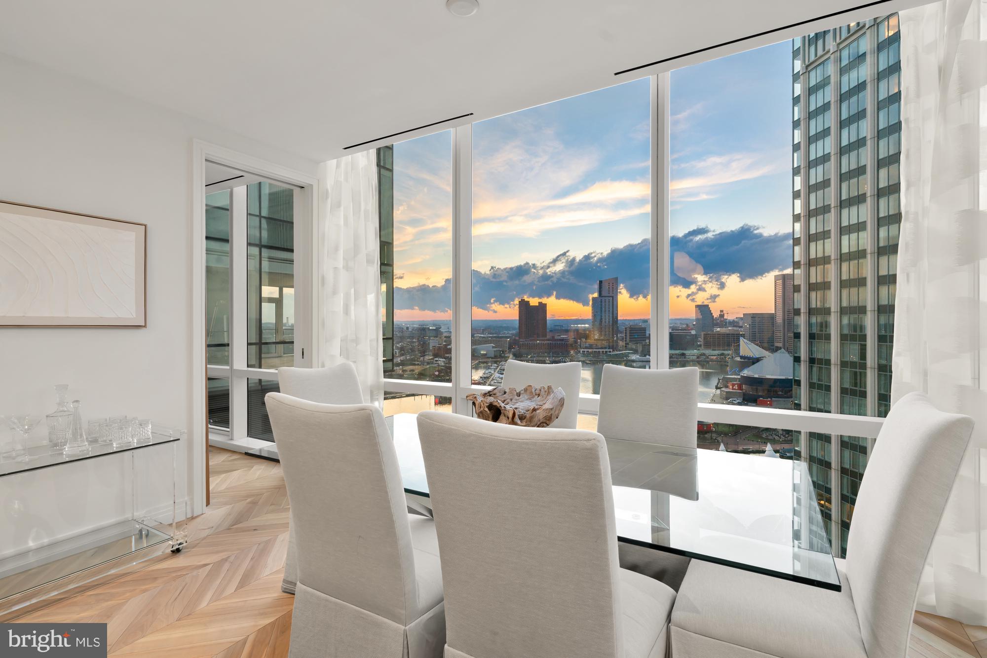 FOUR SEASONS PRIVATE RESIDENCES - Residential