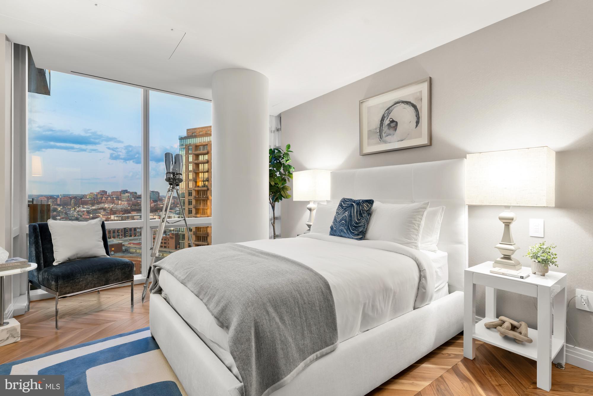 FOUR SEASONS PRIVATE RESIDENCES - Residential