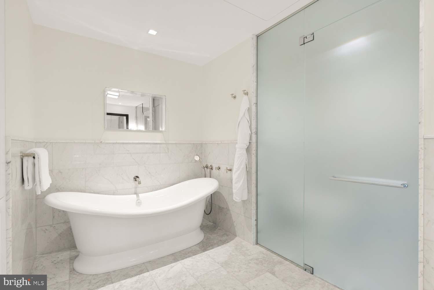 FOUR SEASONS PRIVATE RESIDENCES - Residential