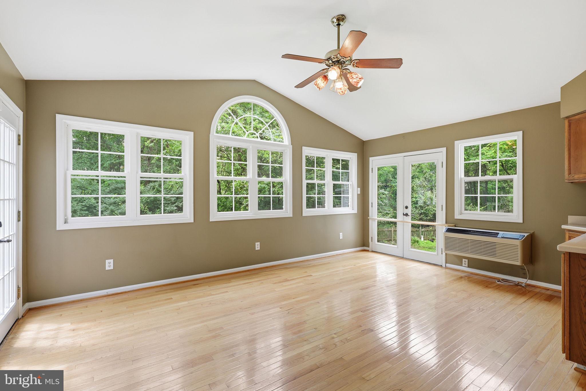 HOLLY KNOLL - Residential