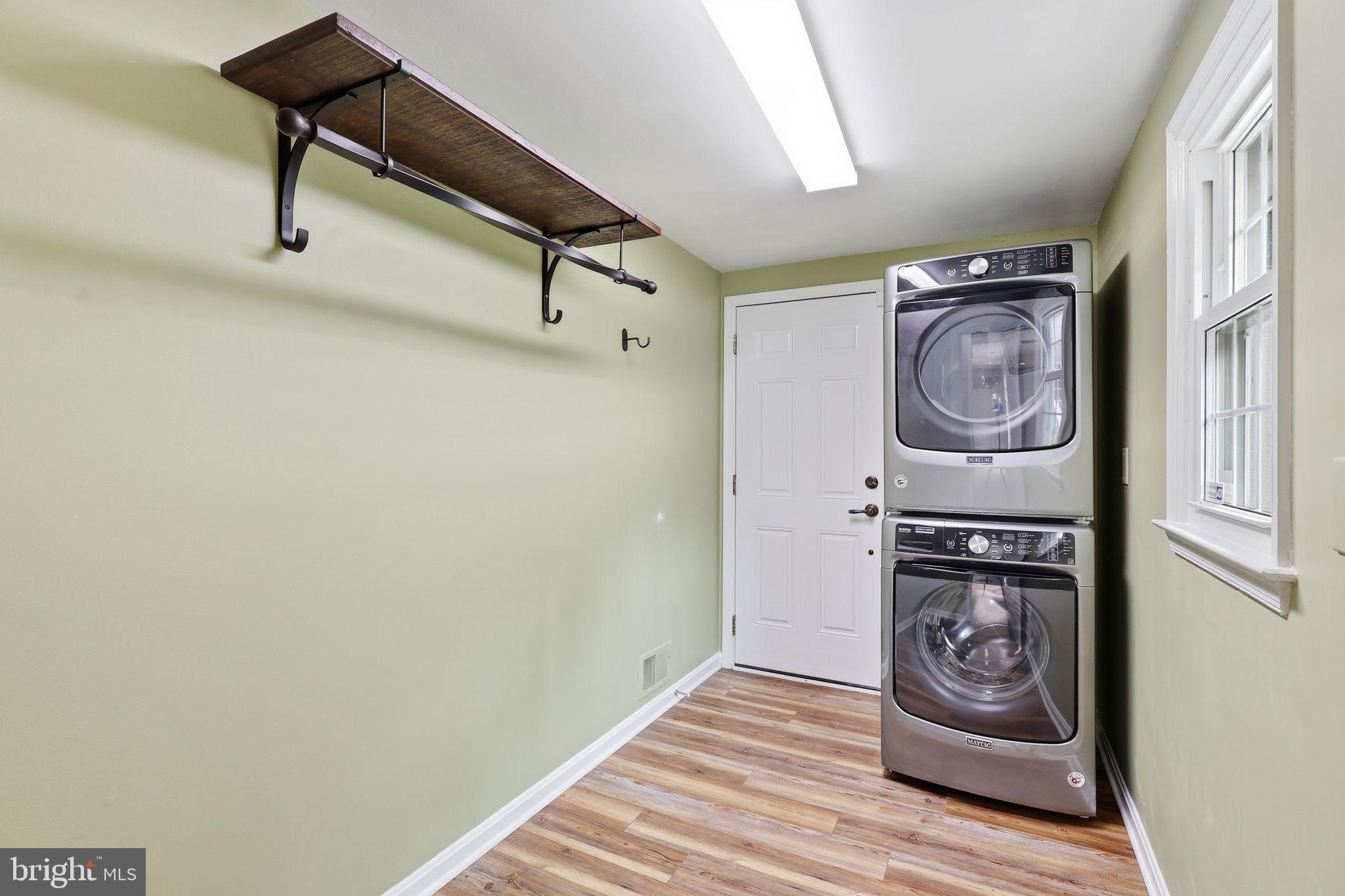 HOLLY KNOLL - Residential