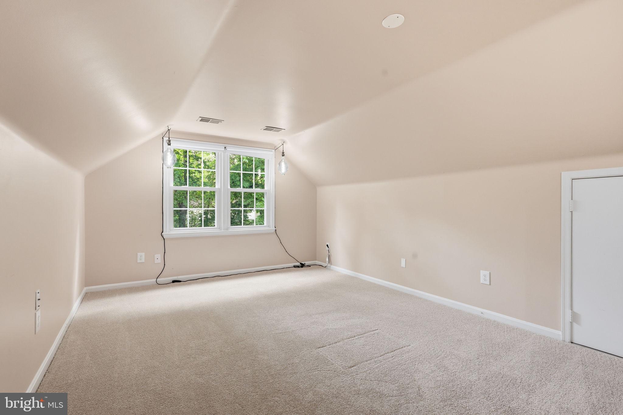 HOLLY KNOLL - Residential