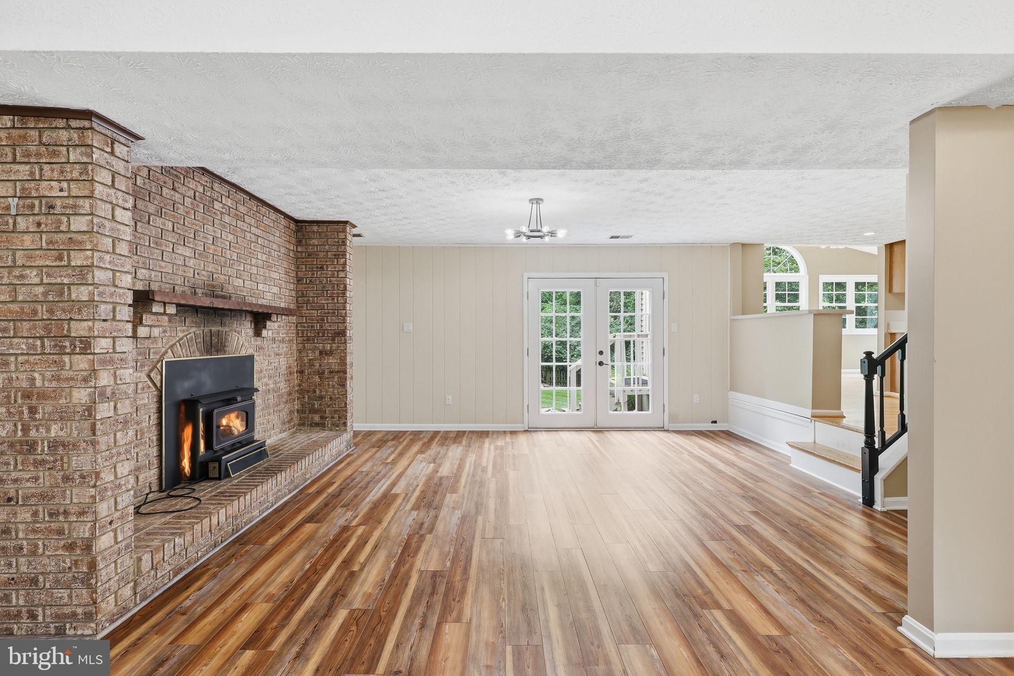 HOLLY KNOLL - Residential